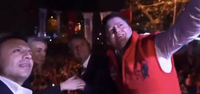 Özgür Özel'in el işaretine Dilek İmamoğlu müdahale etti Özgür Özel'in el işaretine Dilek İmamoğlu müdahale etti