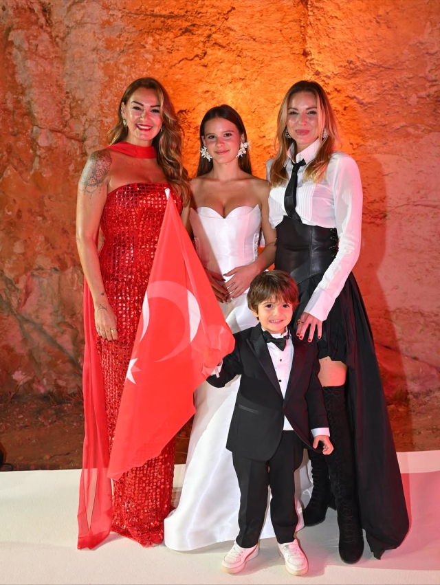 Pınar Altuğ'un kızı Su ilk kez podyuma çıktı