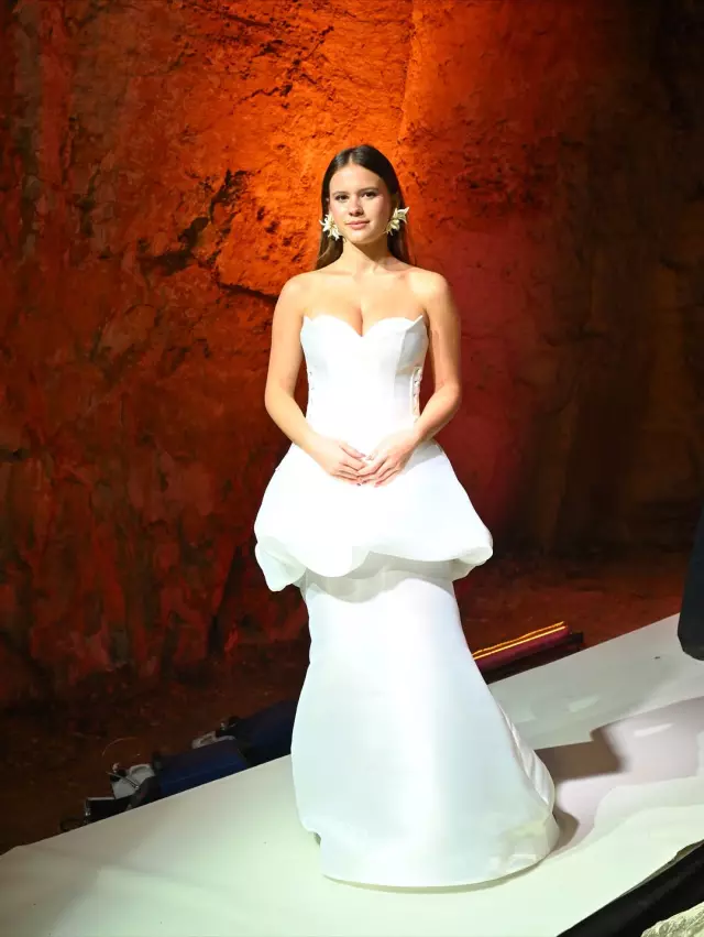 Pınar Altuğ'un kızı Su ilk kez podyuma çıktı