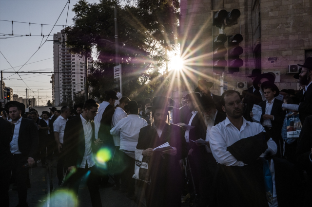 İsrail'de on binlerce Ultra Ortodoks Yahudi, zorunlu askerlik karşıtı gösteri düzenledi İsrail'de on binlerce Ultra Ortodoks Yahudi, zorunlu askerlik karşıtı gösteri düzenledi