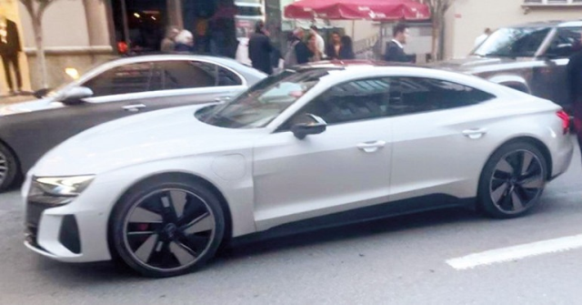 Mehmet Ali Erbil'den eşine dudak uçuklatan jest Mehmet Ali Erbil'den eşine dudak uçuklatan jest