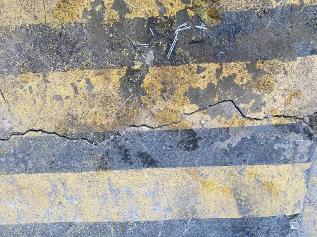 Binanın kolonları patladı, zeminde ise kayma ve çatlak var Binanın kolonları patladı, zeminde ise kayma ve çatlak var