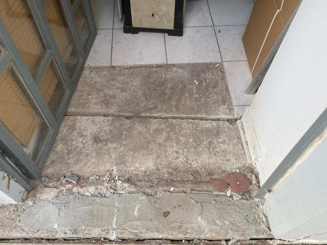 Binanın kolonları patladı, zeminde ise kayma ve çatlak var Binanın kolonları patladı, zeminde ise kayma ve çatlak var