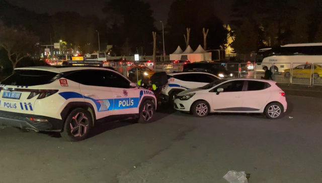 Derbi öncesi Beşiktaş'ta silahlı çatışma çıktı! 1 taraftar yaralı Derbi öncesi Beşiktaş'ta silahlı çatışma çıktı! 1 taraftar yaralı