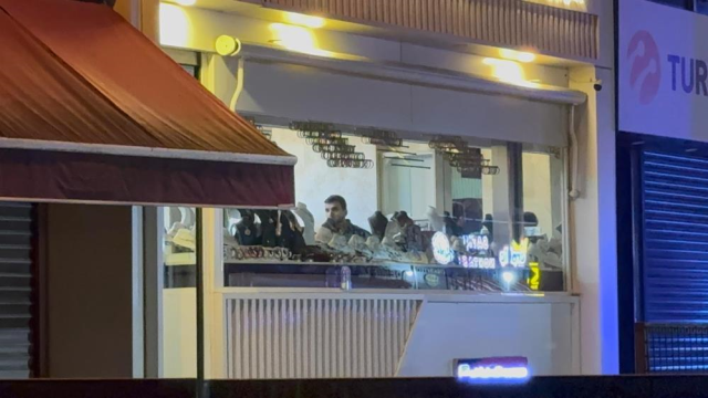 Kuyumcuda tahliye alarmı! Altınların peşine düştü, dakikalar içinde topladı Kuyumcuda tahliye alarmı! Altınların peşine düştü, dakikalar içinde topladı