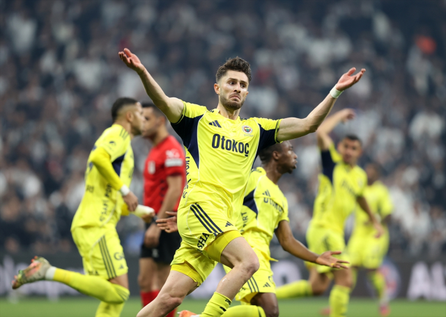 5 gol, 2 kırmızı kart çıkan tarihi derbide Fenerbahçe 2-0'dan geri dönüp Beşiktaş'ı devirdi