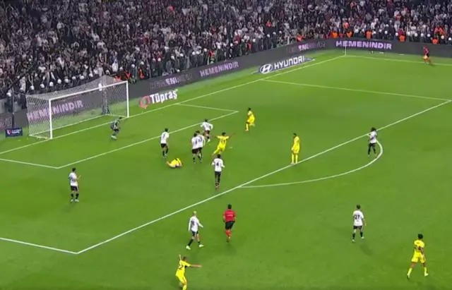 Derbinin tartışmalı pozisyonlarını Trio yorumladı: 2 penaltı verilmedi Derbinin tartışmalı pozisyonlarını Trio yorumladı: 2 penaltı verilmedi