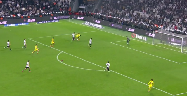 Derbinin tartışmalı pozisyonlarını Trio yorumladı: 2 penaltı verilmedi Derbinin tartışmalı pozisyonlarını Trio yorumladı: 2 penaltı verilmedi