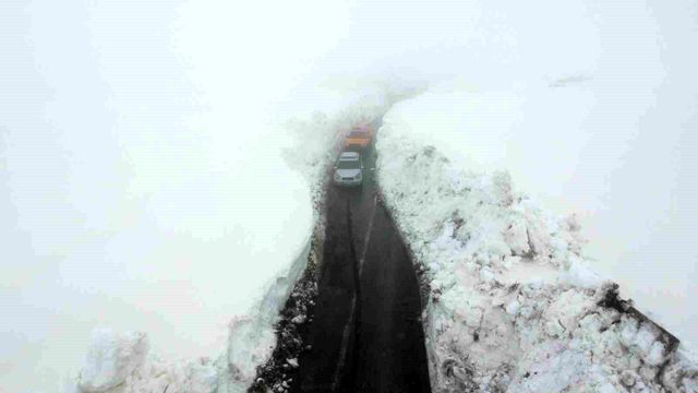 Burası ne <a class='keyword-sd' href='/van/' title='Van'>Van</a> ne de Hakkari! Yaz şehrinde kar 2 metreyi aştı