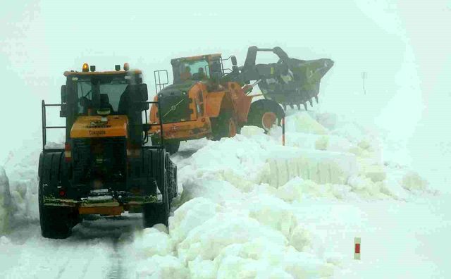 Burası ne Van ne de Hakkari! Yaz şehrinde kar 2 metreyi aştı