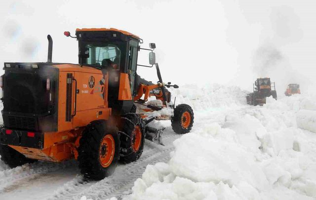 Burası ne Van ne de Hakkari! Yaz şehrinde kar 2 metreyi aştı