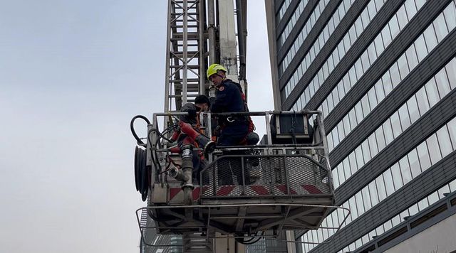 22 katlı hastanede can pazarı! Mahsur kalan işçileri kurtarma çalışması saatlerce sürdü