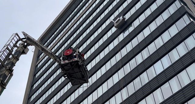 22 katlı hastanede can pazarı! Mahsur kalan işçileri kurtarma çalışması saatlerce sürdü