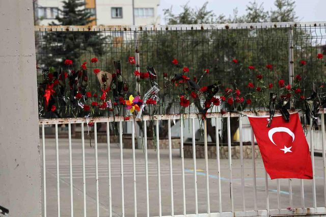 Nöbetçi öğretmen diğer öğrencileri kurtarmak için 