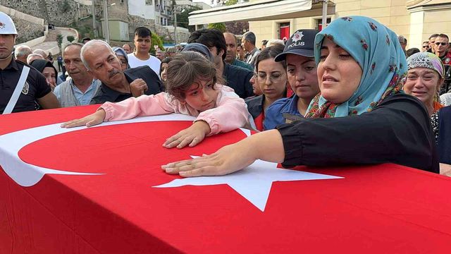 <a class='keyword-sd' href='/dunya/' title='Dünya'>Dünya</a> üçüncüsü olan şehit kızı, valiye söyledikleriyle kendine hayran bıraktı