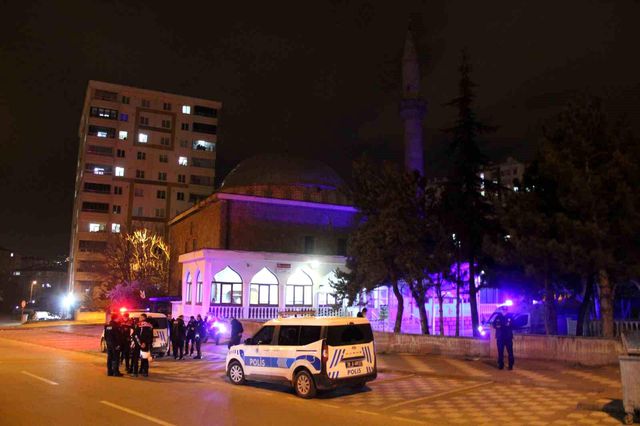 Parkta iki grup tabanca ve bıçakla birbirine girdi: 2 yaralı