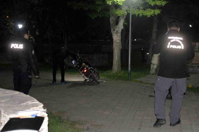 Parkta iki grup tabanca ve bıçakla birbirine girdi: 2 yaralı