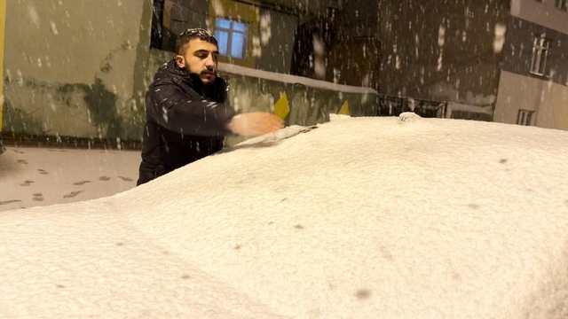 Kış geri döndü! Kar kalınlığı 15 santimetreyi aştı