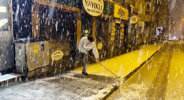 Kış geri döndü! Kar kalınlığı 15 santimetreyi aştı