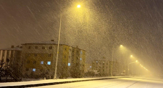 Kış geri döndü! Kar kalınlığı 15 santimetreyi aştı