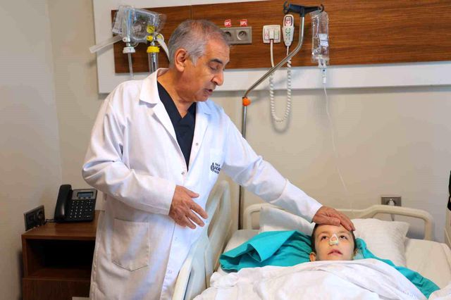 Burun tıkanıklığı şikayetiyle hastaneye gitti, ağzından dev bir polip çıkartıldı