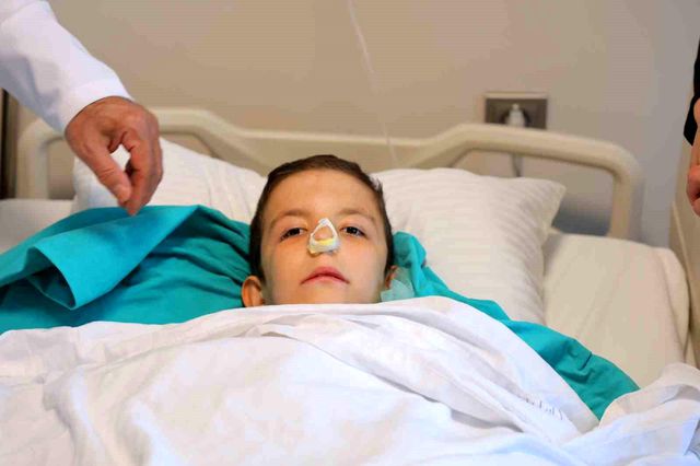 Burun tıkanıklığı şikayetiyle hastaneye gitti, ağzından dev bir polip çıkartıldı