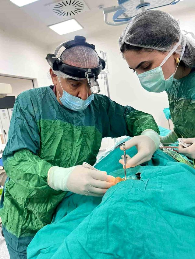 Burun tıkanıklığı şikayetiyle hastaneye gitti, ağzından dev bir polip çıkartıldı