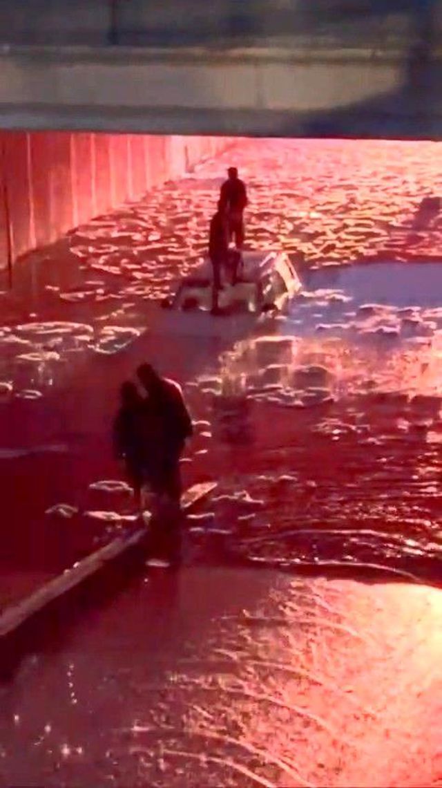 Elazığ'da alt geçit suyla doldu: Mahsur kalan vatandaşları itfaiye kurtardı