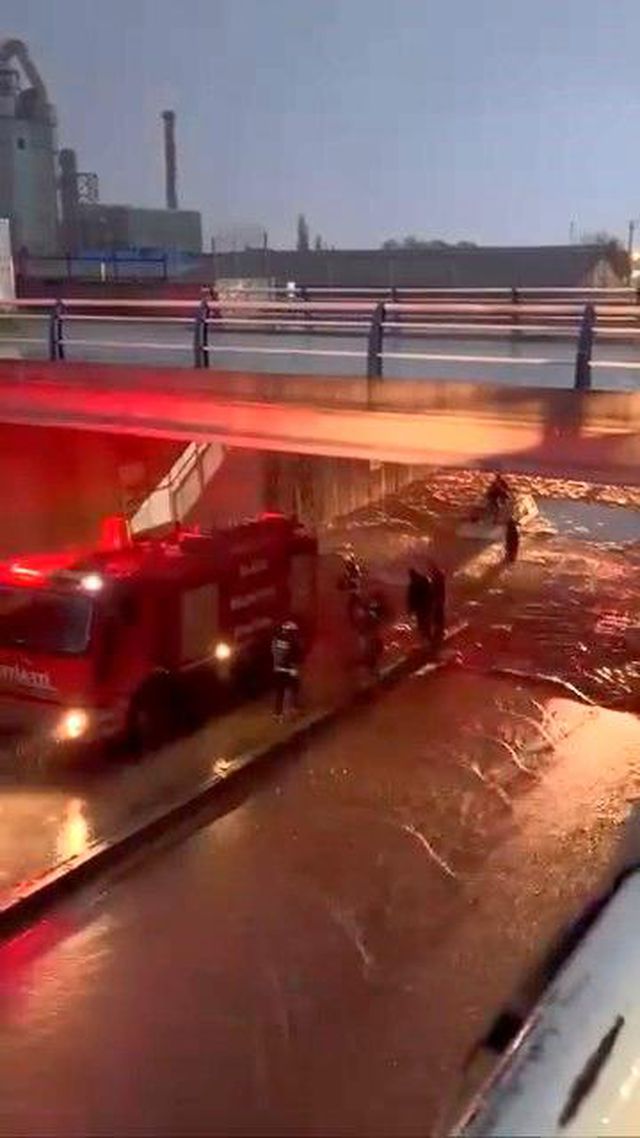 Elazığ'da alt geçit suyla doldu: Mahsur kalan vatandaşları itfaiye kurtardı