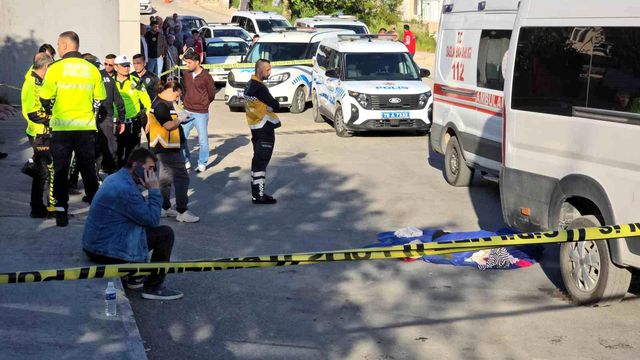 Annesinin elinden kurtulup yola fırlayan 3 yaşındaki Aybars servis aracının altında can verdi