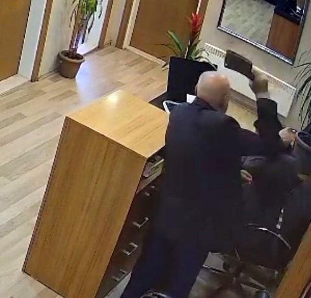 Belediyede satırlı dehşet kamerada! Başından yaralandı