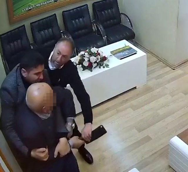 Belediyede satırlı dehşet kamerada! Başından yaralandı