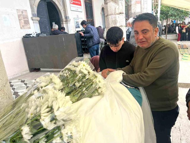 Kızını ameliyat masasında kaybeden babanın tabuttaki evladına son bakışı