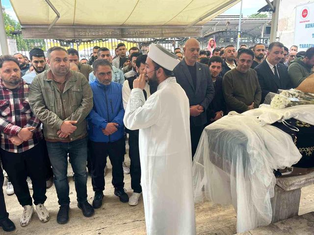Kızını ameliyat masasında kaybeden babanın tabuttaki evladına son bakışı