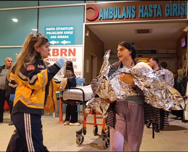 2 yaşındaki çocuk kaynar su dolu kovaya düştü
