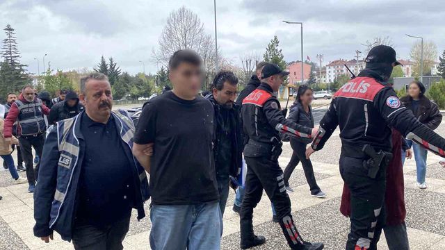 Oğulları iki gence kurşun yağdırdı, aileleri basın mensuplarına çıkıştı: Daha 18 yaşında, çekmeyin