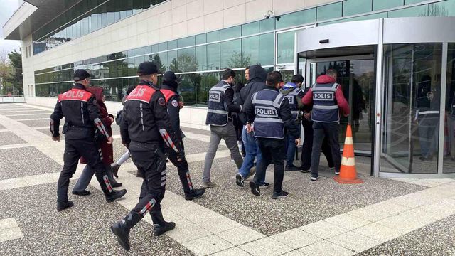 Oğulları iki gence kurşun yağdırdı, aileleri basın mensuplarına çıkıştı: Daha 18 yaşında, çekmeyin