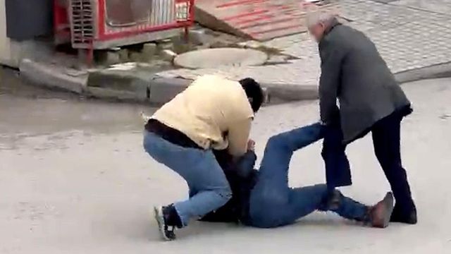 Bolu'da sokak ortasında kavga