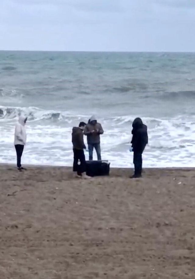 Sakarya'da sahile vuran çantadan 21,5 kg uyuşturucu çıktı