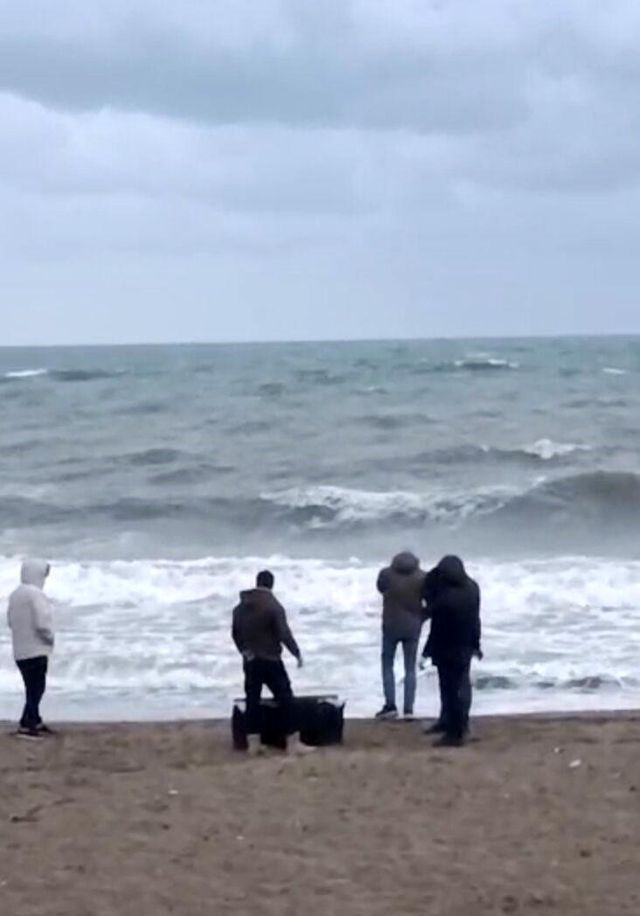 Sakarya'da sahile vuran çantadan 21,5 kg uyuşturucu çıktı