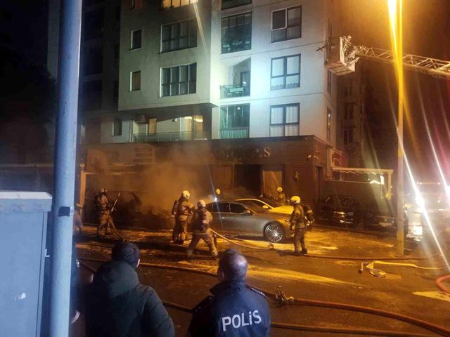Kadıköy'de galeri önündeki araçlar alev alev yandı! Zarar çok büyük