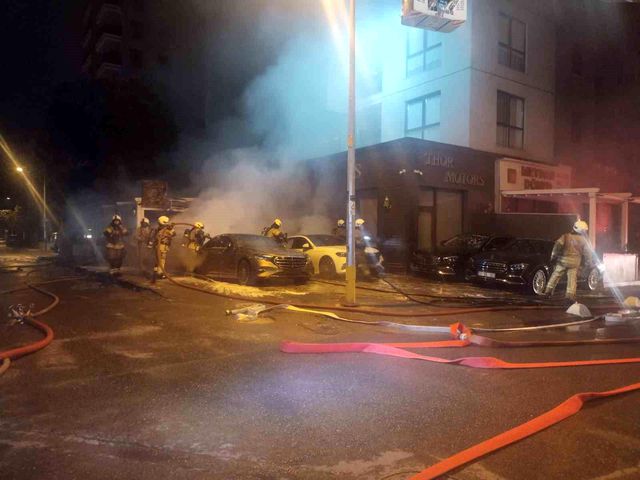 Kadıköy'de galeri önündeki araçlar alev alev yandı! Zarar çok büyük