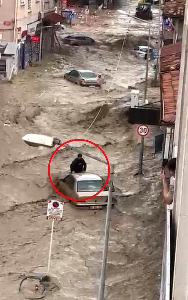Havza'da sel sularına kapılan genç, aracın üzerinde hayata tutundu