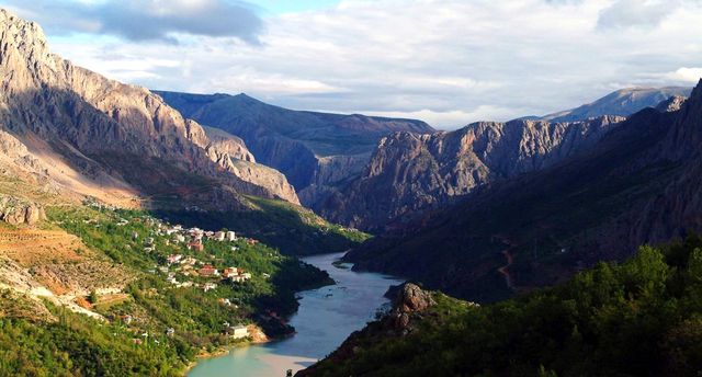 Gören dönüp bir daha bakıyor! Zirvedeki evin hikayesi hayli ilginç