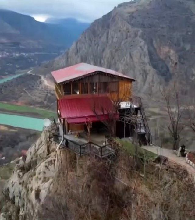 Gören dönüp bir daha bakıyor! Zirvedeki evin hikayesi hayli ilginç