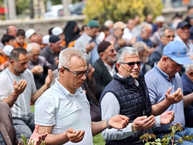 Görüntü Türkiye'den! Vatandaşlar toplanıp şükür duası yaptı