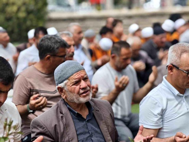 Görüntü Türkiye'den! Vatandaşlar toplanıp şükür duası yaptı
