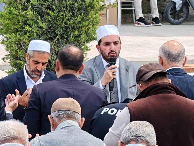 Görüntü Türkiye'den! Vatandaşlar toplanıp şükür duası yaptı