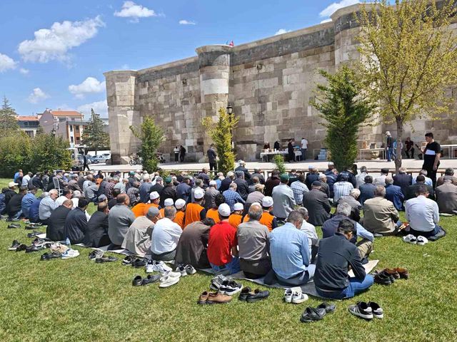 Görüntü Türkiye'den! Vatandaşlar toplanıp şükür duası yaptı