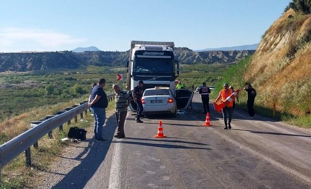 Otomobil ile TIR kafa kafaya çarpıştı: Anne ve kızı öldü, baba ağır yaralandı